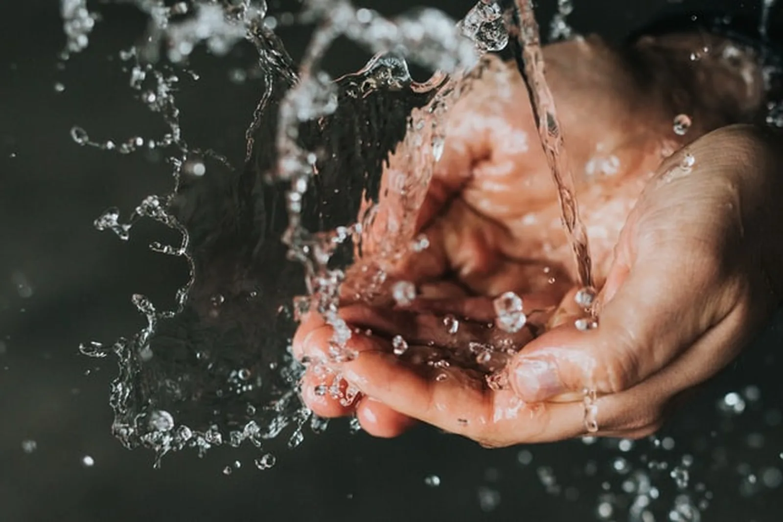 Artistic photo of hands being gently washed under running water, symbolising Soapdia’s gentle cleansing experience